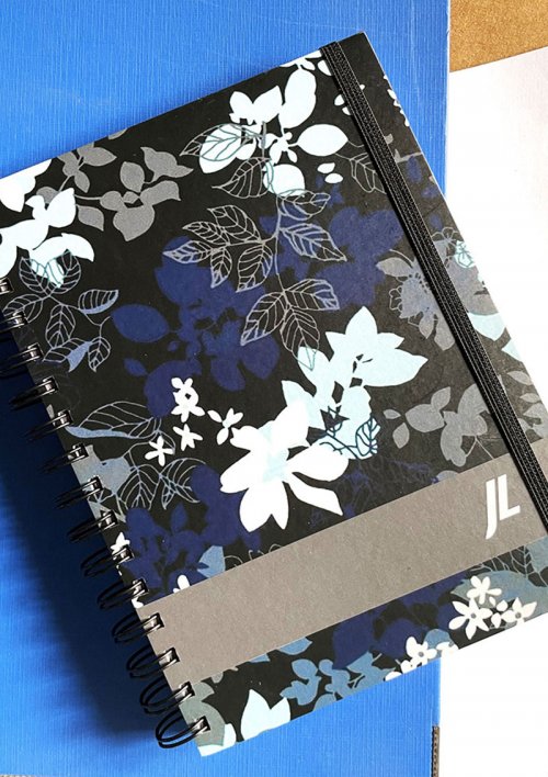 Cuaderno hojas rayadas A5 con estampa flores